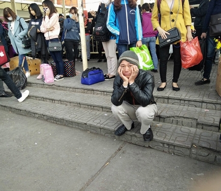 Hàng trăm người nháo nhác tìm đường về quê vì nhà xe bỏ chuyến tại bến Mỹ Đình