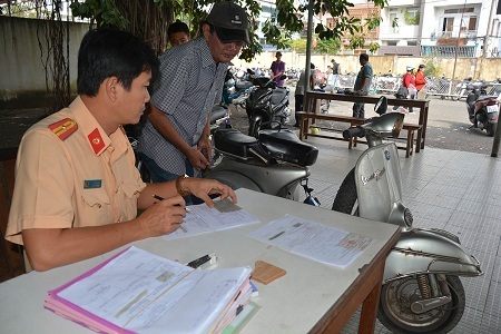 Người dân ồ ạt đi đăng ký xe trước ngày xử phạt xe không chính chủ