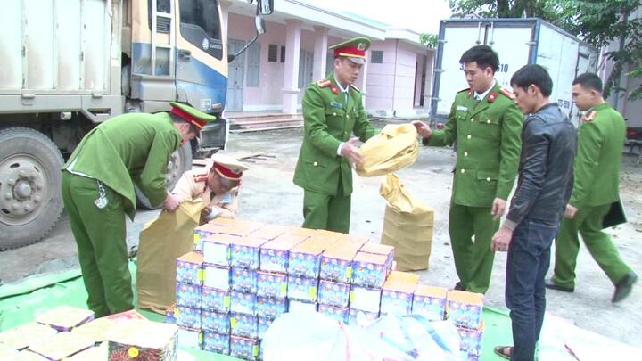 Bắt đối tượng vận chuyển 500kg pháo từ Lào về Việt Nam