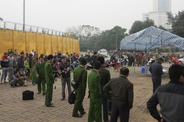 Bàng hoàng phát hiện người đàn ông tự thiêu tại cổng thành