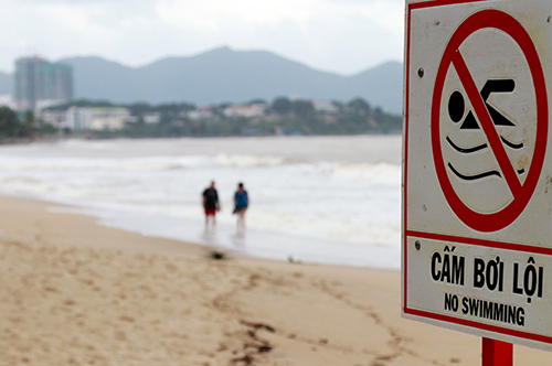 Một du khách bị sóng cuốn trôi 200m khi tắm biển Nha Trang