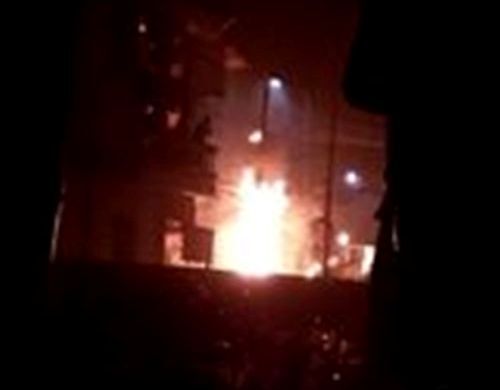 Dân hoảng loạn vì cột điện bốc cháy lúc nửa đêm