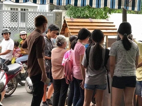 Một mình nuôi chồng bệnh tật, quán kem của cụ bà 70 chật ních dân mạng đến ăn