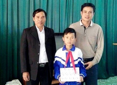 Học sinh lớp 5 nhặt được dây chuyền vàng 3 chỉ trả người đánh mất