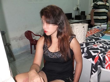 Thiếu nữ tuổi 17 bị bắt vì trộm điện thoại