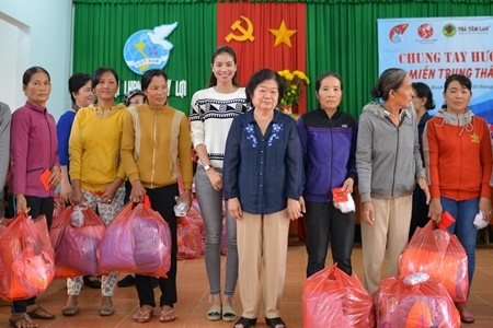 Phạm Hương đồng hành cùng bà Trương Mỹ Hoa về miền Trung từ thiện đầu năm mới