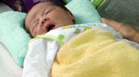 Bé gái sơ sinh nặng 3kg bị bỏ rơi bên đường quốc lộ