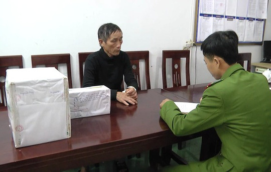 Bắt quả tang bảo vệ cất giấu thuốc nổ trong trường học