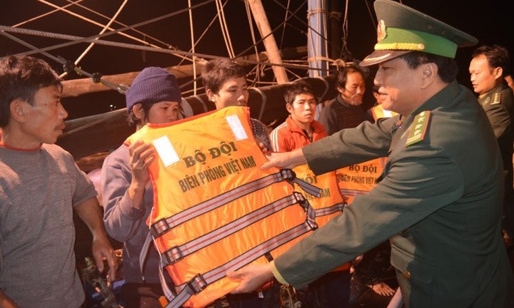 Cứu hộ thành công tàu cá và 7 thuyền viên gặp nạn trên biển