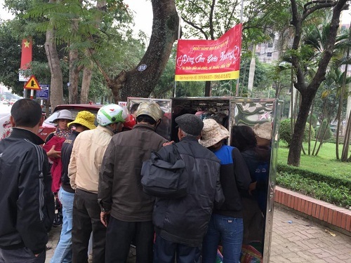 Ấm lòng quầy hàng quần áo ở TP Vinh:  "Ai thừa đến sẻ chia, ai thiếu đến lấy "