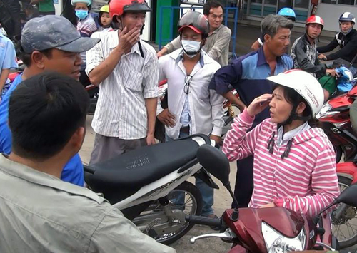 Người dân truy đuổi hàng chục km khiến 2 tên cướp té ngã