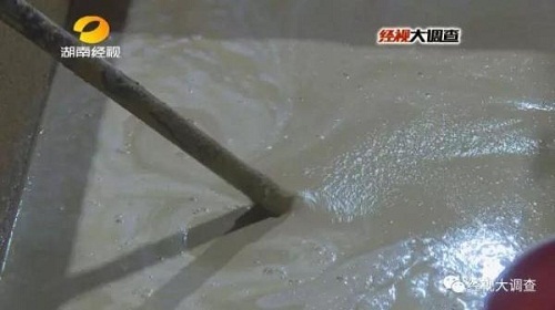 Người chăn nuôi Trung Quốc bơm bùn vào lợn để tăng cân