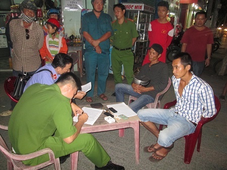 Tuần tra trên đường, cảnh sát bắt hai thanh niên tàng trữ ma túy