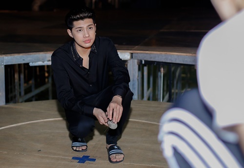 Noo Phước Thịnh mang dép lê đi tập chương trình lúc nửa đêm