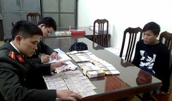 Vượt biên sang Trung Quốc, 9X mua 400 triệu tiền giả về bán kiếm lời