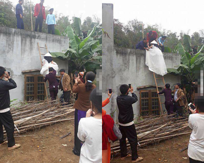 Tranh cãi quanh bức ảnh cô dâu mang bầu mặc váy cưới trèo tường trong ngày cưới