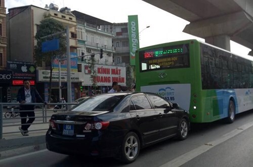 Xe ô tô biển xanh đâm trúng đuôi xe buýt nhanh BRT