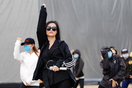 Đông Nhi “mặt lạnh như tiền” đi tổng duyệt với siêu xe 13 tỷ cùng Ông Cao Thắng