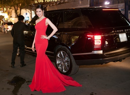 Siêu mẫu Thu Hằng dự sự kiện bằng xe sang phiên bản giới hạn