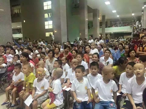 Ham cờ bạc, mẹ ép con 3 tuổi giả bệnh ung thư để chiếm đoạt tiền từ thiện