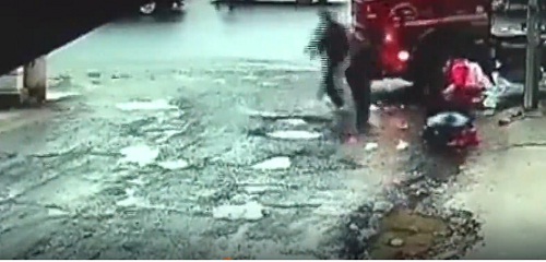 Hai bé gái thoát chết gang tấc khi container đâm sầm vào người