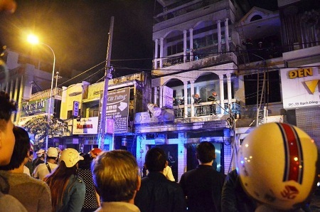 ﻿Giải cứu 7 người mắc kẹt trong đám cháy ở TP HCM