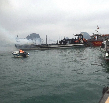 Quảng Ninh: Cháy tàu du lịch, hàng chục du khách chạy tán loạn