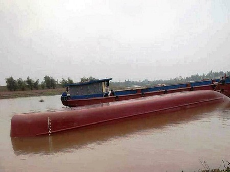 Lật tàu 300 tấn chở đá, hai vợ chồng chết và mất tích