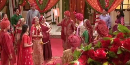 Cô dâu 8 tuổi: Em gái Nandidi bị phát hiện ăn cơm trước kẻng trong đám cưới