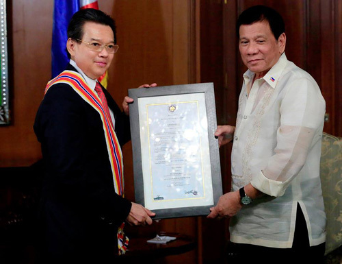 Tổng thống Philippines trao huân chương cho Đại sứ Việt Nam