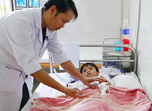 Tự chế pháo bằng diêm, bé trai 8 tuổi bị dập nát bàn tay