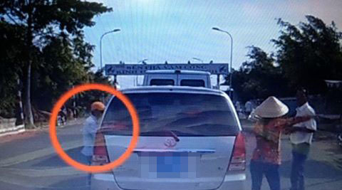 Truy bắt băng nhóm người nước ngoài dàn cảnh trộm tiền