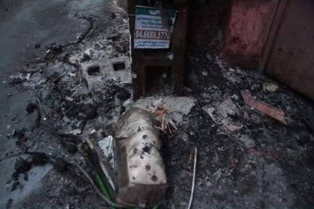 Hà Nội: Cột điện bốc cháy dữ dội giữa cơn mưa nặng hạt