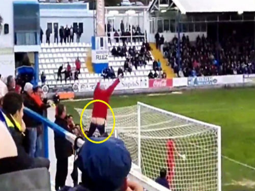 Hy hữu: CĐV tụt quần trêu chọc khiến đối phương sút hỏng pen