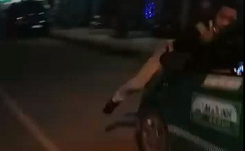 Tài xế taxi hất người lên nắp capo rồi rồ ga bỏ chạy hơn 1km