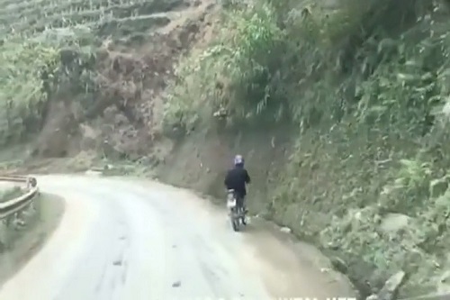 Say rượu chạy xe máy lao xuống rãnh