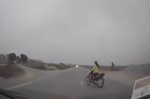 Tài xế phóng ôtô 70 km/h bị nữ 