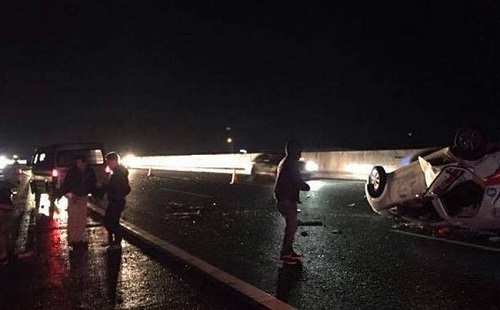 Xe 16 chỗ đâm taxi bật ngửa trên cao tốc Hà Nội – Hải Phòng