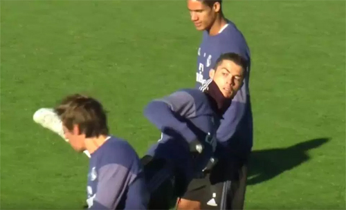 Ronaldo suýt tung kung-fu trúng mặt đồng đội trên sân tập
