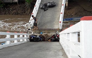 Sà lan đứt dây neo tông sập cầu ở Cà Mau, 3 bà cháu rơi xuống sông