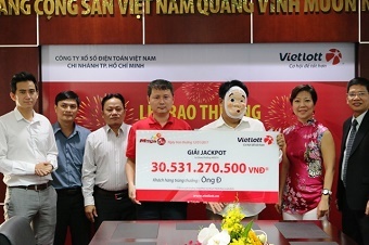 Người đàn ông đến từ TP.HCM nhận giải xổ số Vietlott hơn 30 tỷ