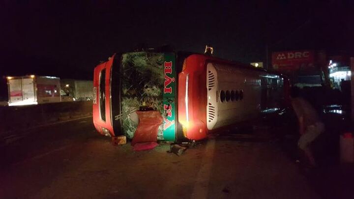 Mất thắng, xe khách đâm vào dải phân cách khiến hàng chục hành khách bị thương