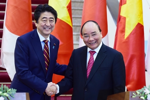 Thủ tướng Nhật Shinzo Abe tuyên bố sẽ cung cấp 6 tàu tuần tra mới cho Việt Nam