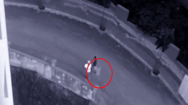 Bóng trắng bám đuôi cặp đôi ở Tây Ban Nha