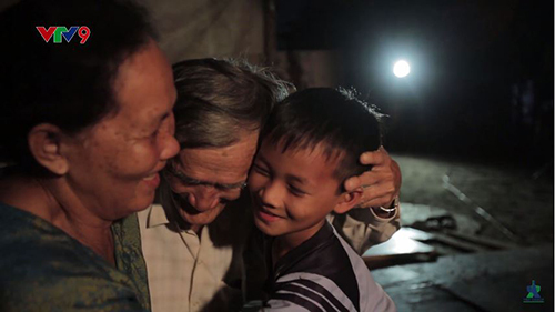 Cậu bé thắp đèn dầu miệt mài học chữ giữa Sài Gòn hoa lệ