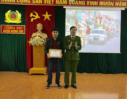 Trao Kỷ niệm chương 