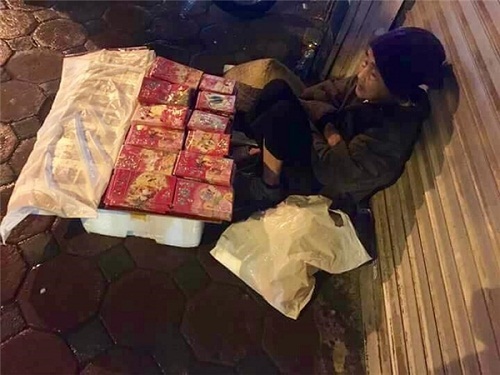 Cụ bà 79 tuổi co ro bán bao lì xì trong tiết trời rét buốt để mưu sinh
