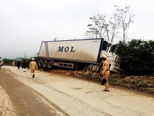 Container mất lái khi đổ dốc, tông chết 2 người đi xe máy