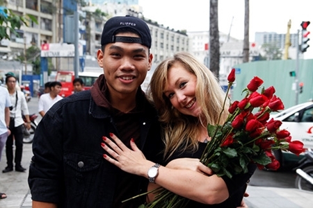 Chàng trai Việt nhảy cầu hôn bạn gái Tây hơn 7 tuổi giữa Sài Gòn