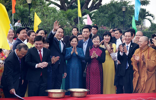 Chủ tịch nước Trần Đại Quang thả cá chép tiễn ông Táo